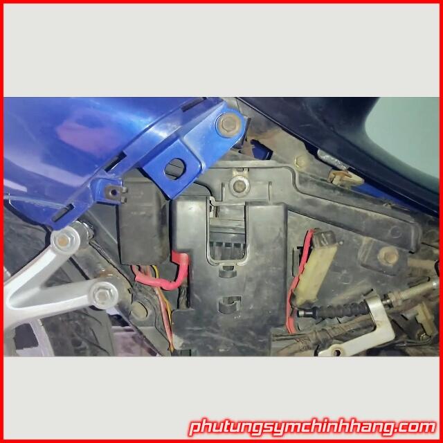 hop-dung-ac-quy-xe-elegant50cc (5)